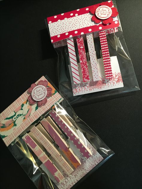 Mini Clothespin Crafts, Cheer Clips, Basaar Idees, Clothes Pin Magnets, Loaded Pockets, Scrapbook Paper Crafts Diy, Wood Pins, Clothespin Diy Crafts, Clothespins Diy