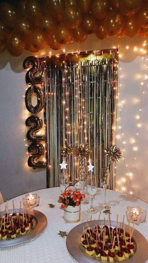 New Year Decorations Ideas 2023, Nye Party In Small Apartment, New Year Eve Decor, Happy New Year Decoration Party, Simple New Years Eve Decorations, New Year’s Eve Party Decorations, Party Giveaways Ideas, Small New Years Eve Party Ideas, New Year’s Eve Decor