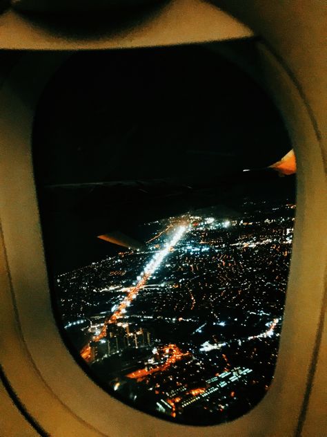 Night flight ♥️✈️ Night Flight Instagram Story, Flight Pics Instagram, Flight Snapchat Stories Night, Airport Snapchat Stories Night, Night Flight Snapchat, Flight Snapchat Stories, Flight Snapchat, Airport Aesthetic Night, Vacation Airplane