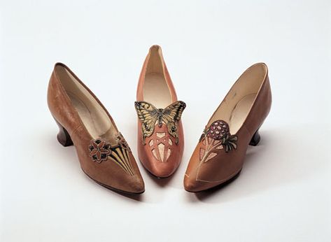 Art Nouveau shoes by Bally, 1904 1920's Shoes, Podcast Art, Edwardian Shoes, Art Nouveau Fashion, Bata Shoes, Century Shoes, Historical Shoes, T Strap Shoes, Creative Shoes