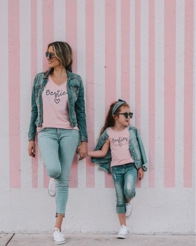 Mother Daughter Photography Poses, Mom Daughter Photography, Mom Daughter Photos, Mommy Daughter Photoshoot, Mother Daughter Poses, Mommy Daughter Pictures, Daughter Photo Ideas, Mommy Daughter Photos, Mother Daughter Pictures