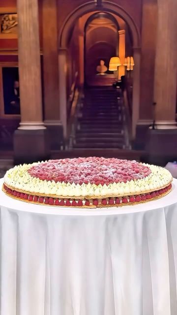 THE WED on Instagram: "Perfect Italian chic—this mille-feuille with pistachio, white chocolate, and raspberries is the ultimate dessert statement for your stylish wedding ❤️ @lily_vanilli_cake" Pistachio White Chocolate, Italian Chic, Stylish Wedding, Pistachio, White Chocolate, Raspberry, Lily, Dessert, Cake