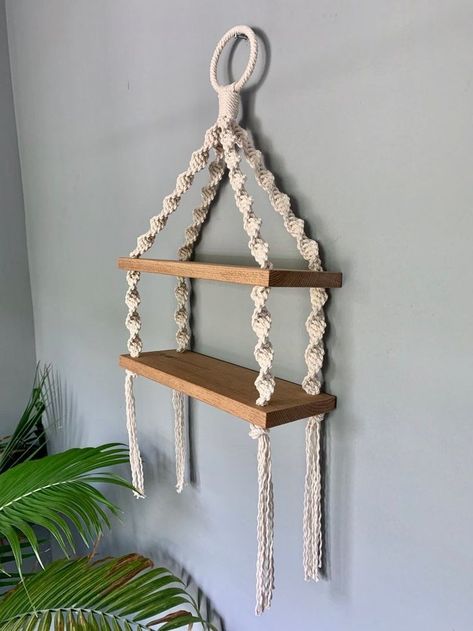 Twisted Macrame, فن النسيج, Macrame Hanging Shelf, Koti Diy, Art Macramé, Macrame Shelf, Diy Hanging Shelves, Makramee Diy, Wall Hanging Shelves