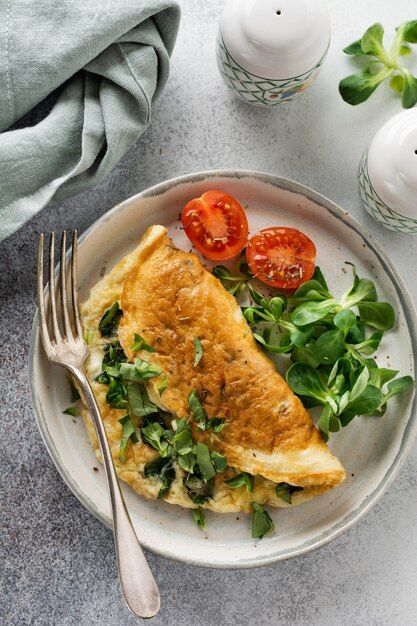 Breakfast Omelette Aesthetic, Omelette Presentation, Omelette Photography, Omelette Aesthetic, Omelette Vegetables, Bell Pepper Cream Cheese, Stuffed Omelette, Pepper Cream Cheese, Menu Photography