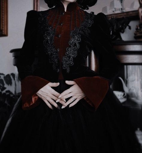 Era Victoria, Vampire Dress, Victorian Vampire, Vampire Clothes, Vampire Academy, Vampire Knight, Gothic Aesthetic, Dress Aesthetic, Gothic Outfits