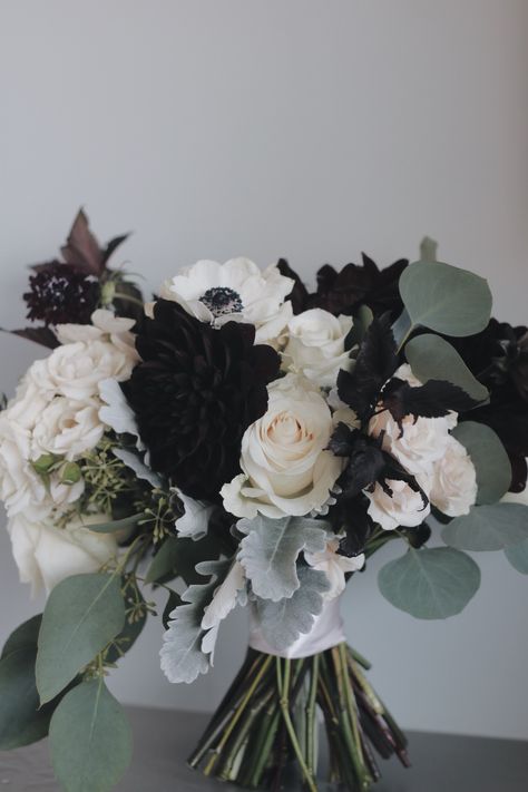 Moody Bouquet Wedding, Bridal Bouquet With Black, Black White Bridal Bouquet, White Black Flowers, Dark Moody Wedding Flowers, Black Flowers For Wedding, White Black Wedding Bouquet, Black Floral Bouquet, Black Flower Wedding Bouquet