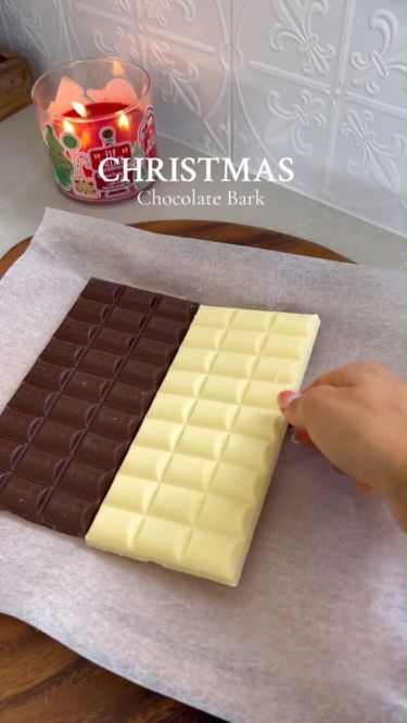 Chocolate Diy Homemade, Christmas Treats Chocolate, How To Make Christmas Bark, Viral Chocolate Bar, Diy Christmas Food Ideas, Easy Christmas Chocolate Bark, Diy Christmas Chocolate Gifts, Homemade Christmas Chocolate Gifts, Christmas Treats For Friends