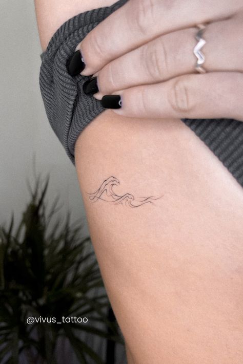 Tiny wave tattoo idea l Tatuagem de inspiração com o tema mar #wavetattoo #seatattoo #linetatoo #fineline #art Wave On Hand Tattoo, Detailed Wave Tattoo, Wave Tattoo Black And White, Dainty Ocean Themed Tattoos, Tiny Ocean Tattoos For Women, Fineline Wave Tattoo, Wave Tattoo Hip, Wave Fine Line Tattoo, Wave Moon Tattoo