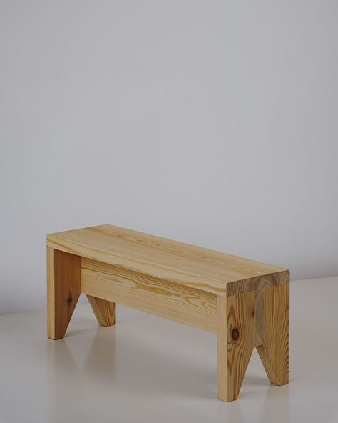 Manolito - Marc Morro Small Bench, Modern Style Homes, Brown Furniture, Small Shelves, Wood Stool, Dog Furniture, Wooden Stools, Wood Bench, Desk Furniture