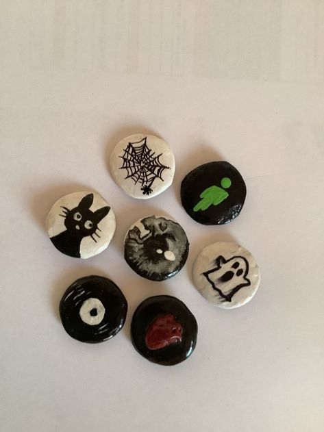 Badge Making Ideas, Diy Pins For Backpack, Pin Ideas Button Diy, Pin Ideas Button, Bag Pins Aesthetic, Diy Y2k, Pins Ideas, Easy Diy Room Decor, Pin Ideas