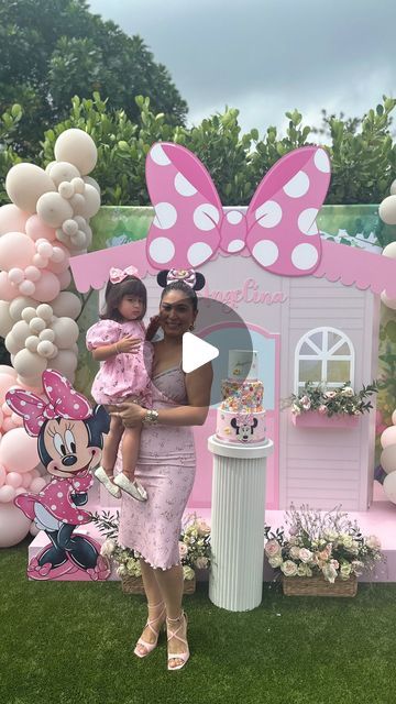 Marie’s Touch Party Backdrop Props Shop on Instagram: "Relive the Magic! Angelina’s Minnie Bow-Toons Boutique stole the show in our last reel! Now, we’re rebuilding it from scratch just for you. 

Get ready to see how we built it step by step. We used thick Foamboard for the structure, real flowers for that extra touch, and added 3D effects and acrylic details. 

What more do you want to see? Comment below! ⬇️ 

#DIYMagic #minniebowtoons #minnieparty #minniebirthday #minniehouse #diybackdrop #backdrops #backdropengagement #partyprops #partythemethursday #partyplannermiami #partypropshop #kidsparty #kidsparties #mickeysafariparty #mickeybirthday #mickeyandminnieparty #birthdayideas #birthdayballoons #diyparty #diypartydecor" Boutique Backdrop Ideas, Diy Backdrop Ideas On A Budget, Minnie Boutique, Backdrop Props, Minnie Bow, Minnie Party, Mickey Birthday, Minnie Birthday, Safari Party