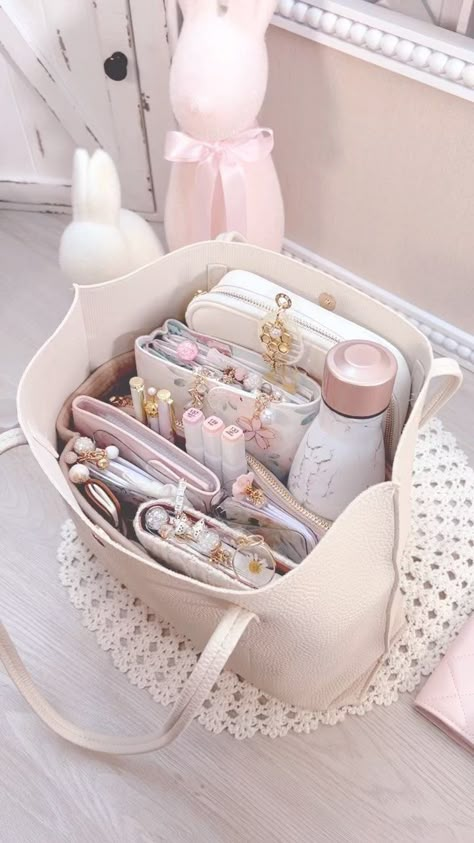 Korean Makeup Bag, White Pink Bedroom, Glossier Makeup Bag, Cute Bags For School, Girl Bag Essentials, Organized Purse, Packing Aesthetic, Aesthetic Makeup Bag, Blue Makeup Bag