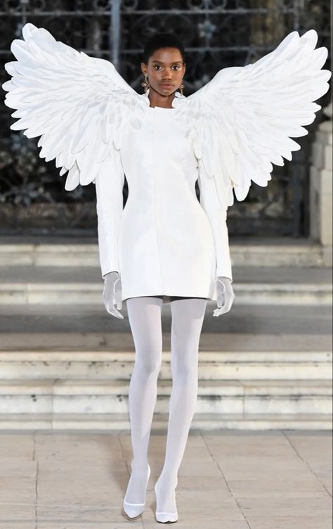 White Runway Fashion, Avant Garde Fashion Street, Bird Fashion, White Runway, Queer Fashion, White Fur, Avant Garde Fashion, White Fashion, Halloween Outfits