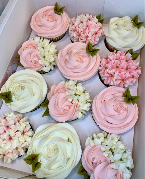 Pink And White Flower Cupcakes, Pink And Gold Cupcake Ideas, Mother’s Day Cupcakes Ideas, Pink Flower Cupcakes Ideas, Pink And White Cupcakes Ideas, Bride To Be Cupcakes Ideas, Butterfly Baby Shower Cupcakes, Floral Baby Shower Cupcakes, Pink Cupcakes Decoration