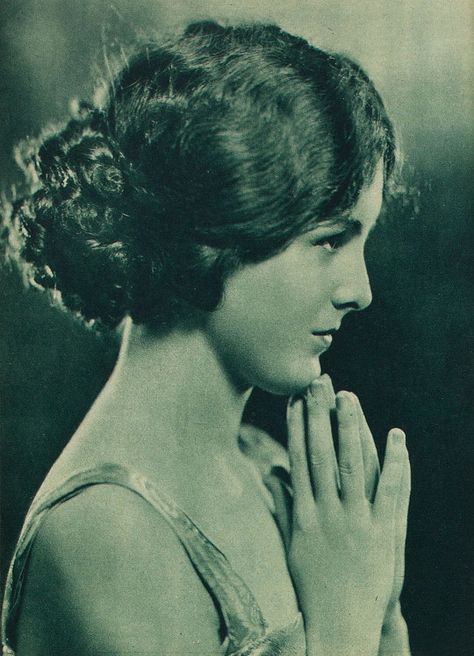 Mary Astor 1920s Silent Screen Stars, Mary Astor, Grace Beauty, Woman Movie, Classic Actresses, Academy Award, Silent Movie, Electric Fan, Private Life