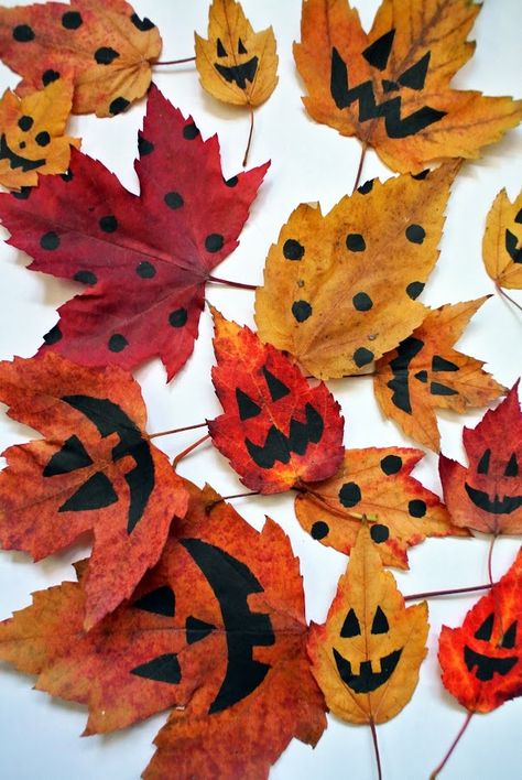 Recycler des feuilles mortes pour en faire une déco d'Halloween récup : une super idée DIY, non ? Bricolage Halloween, Adornos Halloween, Halloween 2013, Leaf Crafts, Halloween Tags, Autumn Crafts, Halloween Diy Crafts, Halloween Crafts For Kids, Theme Halloween