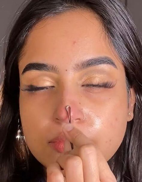 Here is the quickest, easiest skincare hack you can find for removing blackheads. This blackhead hack only uses one ingredient and simple household “tools,” so let’s get started! Acne Skin Care Products, Best Blackhead Remover, Removing Blackheads, Blackhead Remover Diy, Blackhead Remover Tool, Blackhead Removal, Get Rid Of Blackheads, Scar Removal, Household Tools