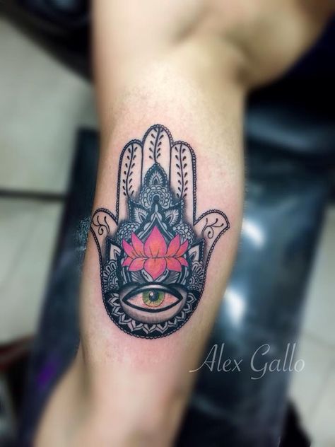 Witchy Tips, Hamsa Tattoo, Religious Tattoo, Dream Tattoos, Hamsa Hand, Deathly Hallows Tattoo, Tattoo Art, Paw Print Tattoo, Skull Tattoo