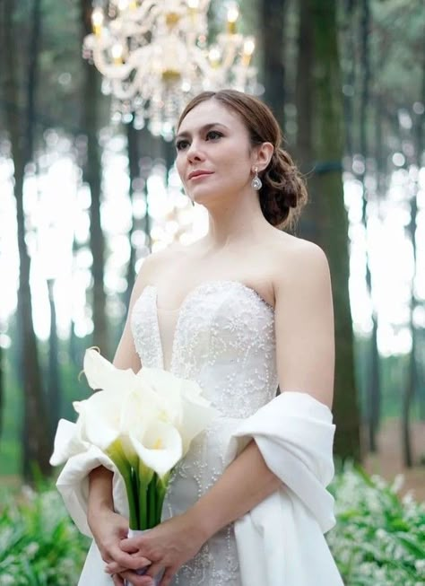 Penampilan Wulan Guritno memang selalu berhasil mencuri atensi. Baru-baru ini ibu 3 orang anak itu terlihat cantik tampil mengenakan gaun pengantin. Blonde Beauty, Strapless Wedding Dress, Full Body, One Shoulder Wedding Dress, My Heart, Fashion Beauty, One Shoulder, Blonde, Wedding Dress