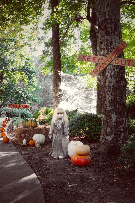 Halloween Decor - Transforming our front yard into a haunted graveyard Via House on a Sugar Hill. This Halloween we have the spookiest yard on the block. Using pumpkins, skeletons, and a little DIY we've brought this cemetary to life! #HalloweenDecor #HalloweenYardDecoratingIdeas Halloween Lawn Decorations, Halloween Tattoo Ideas, Haunted Graveyard, Scary Halloween Decorations Outdoor, Halloween Lawn, Halloween Diy Outdoor, Halloween Decor Diy, Halloween Outside, Halloween Props Diy