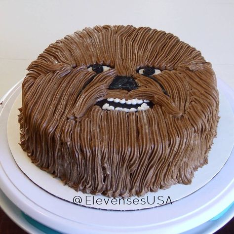 Chewbacca cake #starwars Star Wars Essen, Chewbacca Cake, Fudge Caramel, Star Wars Cake Toppers, Star Wars Birthday Cake, Star Wars Food, Pinterest Cake, Star Wars Cake, Star Wars Birthday Party