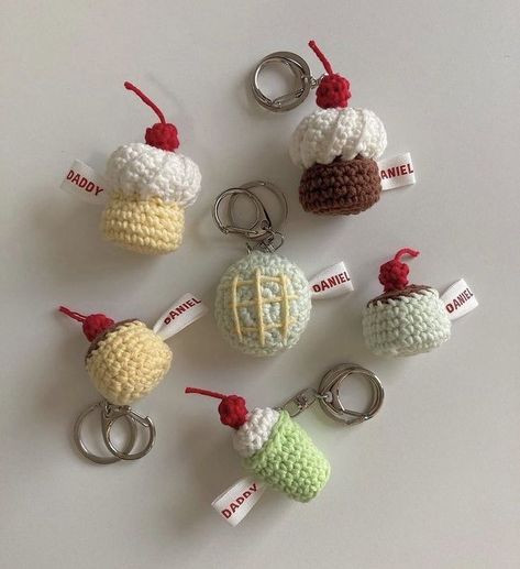 Crochet Cakes, Yarn Diy Projects, Men Spring Outfits, Outfits 2023 Summer, Crochet Cake, Fits Summer, Women Summer Outfits, Bag Crochet Pattern, Crochet Keychain Pattern