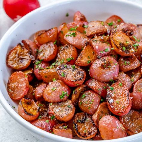 Recipe For Radishes, Radish Recipes Roasted, Radish Dinner Recipes, Baked Radishes Oven, Recipes Using Radishes, Roasted Radishes Oven, Raddish Meals, Smashed Radishes, Roasted Radishes Keto