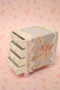 Shabby Chic Matchbox Drawer. Good for a dollhouse or miniature sets Matchbox Crafts, Girls Dollhouse, 귀여운 음식 그림, Dollhouse Miniature Tutorials, Doll Furniture Diy, Diy Barbie Furniture, Quilled Creations, Matchbox Art, Shabby Chic Dresser