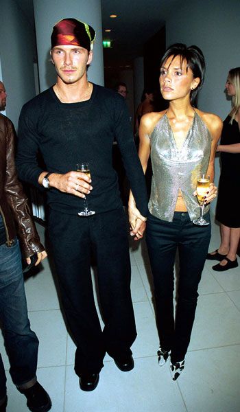 David and Victoria in 1999.. 2002s Fashion, Posh And Becks, David Beckham Style, Victoria And David, Victoria Beckham Outfits, Oki Doki, Cute Celebrity Couples, David And Victoria Beckham, Victoria Beckham Style