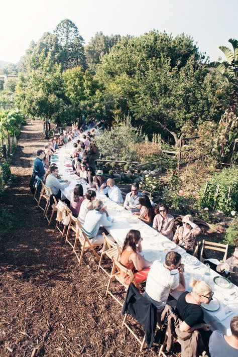 i think it would be so cool to have a dinner party like this Outstanding In The Field, Long Tables, Pop Up Restaurant, San Michele, The Field, Go Outside, In The Middle, Style Me Pretty, Garden Party