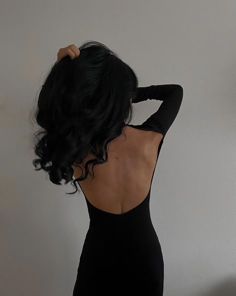 Black Backless Dress Classy, Backless Dresses Aesthetic, Woman In Black Dress Aesthetic, Backless Dress Outfit, Backless Black Dress Short, Black Backless Dress Formal, Short Backless Dress, Backless Dress Aesthetic, Black Backless Dress Short