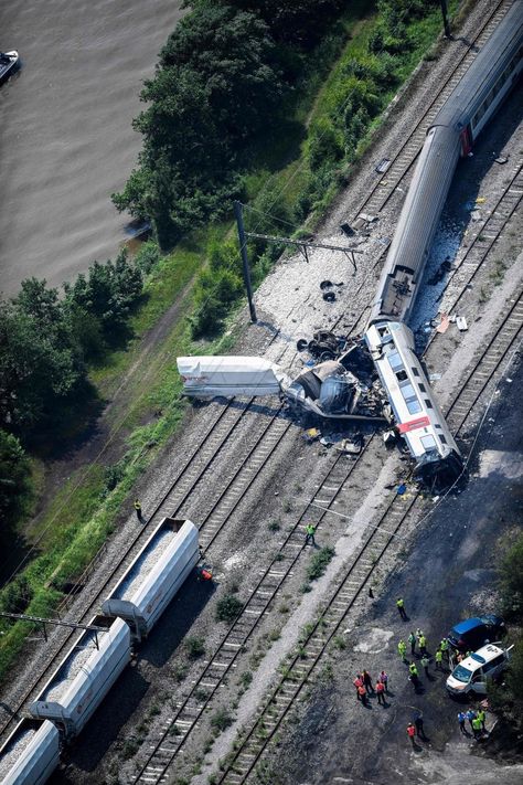 Hermalle-sous-Huy train collision. June 5, 2016 - Belgium 🇧🇪 Railway Accidents, Train Accident, Train Crash, Rail Transport, Train Wreck, Indian Government, Steam Trains, Current Affairs, Back In Time