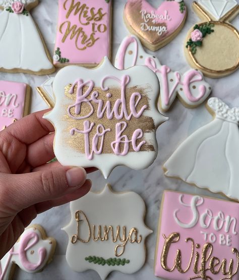 Bride to be cookie only. Colours can be customized. Please specify in the order message Bride To Be Biscuits, Bride To Be Shower Ideas, Bride To Be Food Ideas, Team Bride Cookies, Bride To Be Cookies Decorated, Bride To Be Theme, Bride To Be Cookies, Bridal Shower Cookie Favors, Bride To Be Ideas