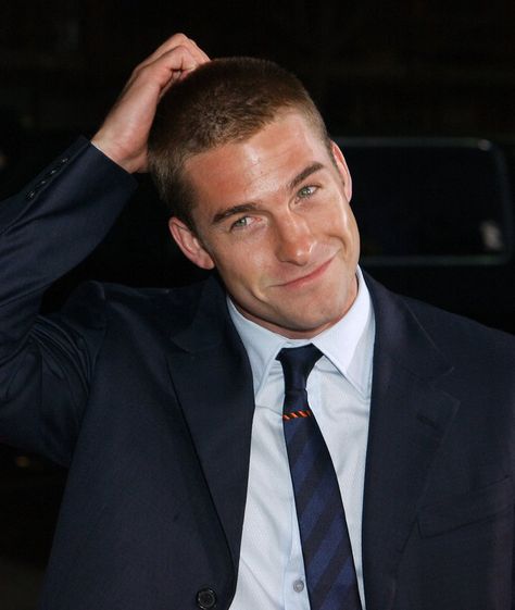 Pin for Later: 40 Sexy Photos of Scott Speedman That Make the World a Better Place Michael Corvin, 90s Series, Mens Haircuts Thick Hair, Hot Singers, Blond Man, Blonde Men, Scott Speedman, Men's Hairstyle, Garden Games