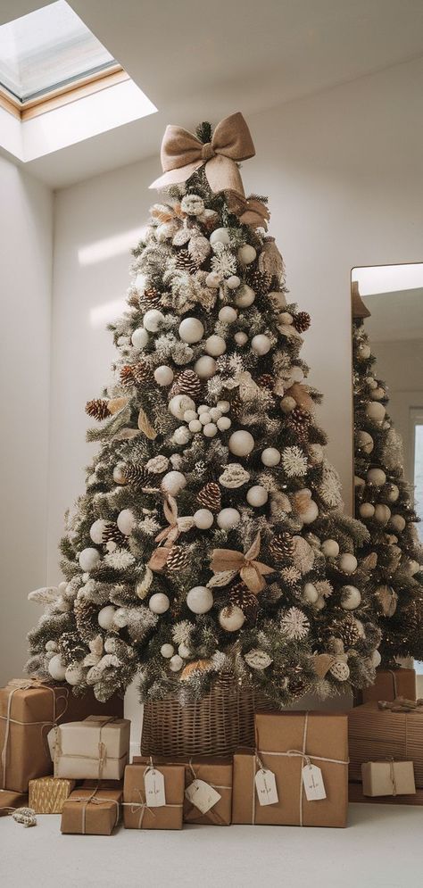 2024 Christmas Tree Trends You’ll Want to Follow Boho Flocked Christmas Tree, Xmas Tree Aesthetic, 2024 Christmas Tree Trends, Classic Christmas Tree Decor, Old World Christmas Tree, Christmas Tree Trends, Christmas Tree Aesthetic, Holiday Ideas Christmas, Glam Christmas Tree