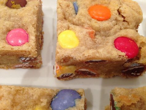 A combination of Blondie brownies and Smarties cookies, these squares freeze well (but they won't make it that far). Coffee Cake Muffins, Square Recipes, Blondie Brownies, Sugar Cookie Dough, Cookie Mix, No Bake Treats, How Sweet Eats, Summer Desserts, Easy Peasy