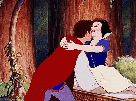 Snow White Gif, Disney Princess Gif, Buzzcut Season, White Gif, Disney Gifs, Snow White Evil Queen, Snow White Seven Dwarfs, Classic Disney Movies, Disney Princess Snow White