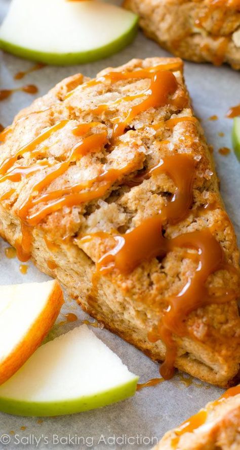 EASY warm apple scones filled with cinnamon, sweet apples, and topped with caramel. I love the crumbly edges and tops! Bakery Scones, Apple Cinnamon Scones, Breakfast Scones, Apple Scones, Baking Scones, Fall Dec, Scone Recipes, Cinnamon Scones, Sweet Apples