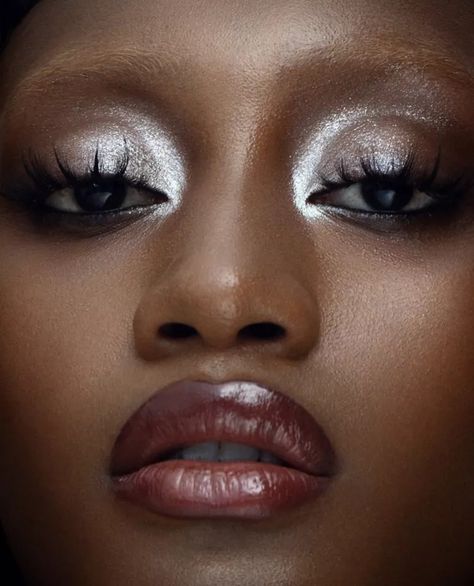 These '70s Inspired Makeup Looks Are Perfect For Party Season 70s Inspired Makeup, Look Disco, Disco Makeup, 70s Makeup, Silver Makeup, Drag Make-up, White Eyeshadow, Kajal Eyeliner, Glam Hair