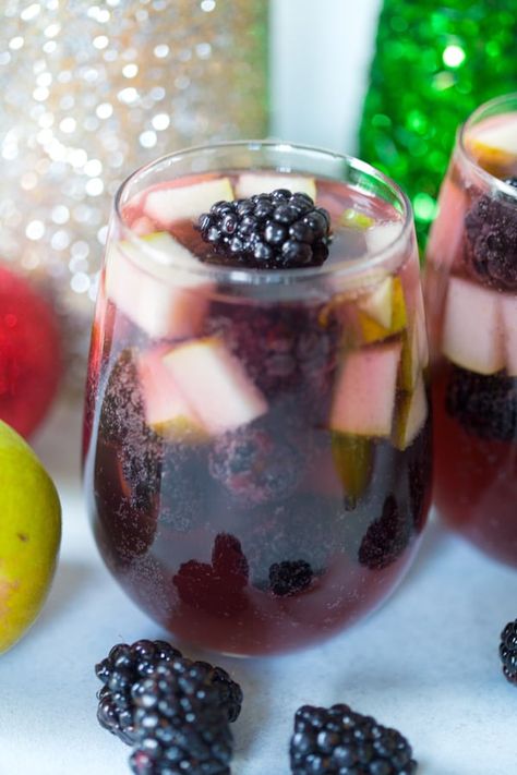 Pinot Grigio Sangria, Pear Sangria, Winter Sangria Recipes, Thanksgiving Sangria, Blackberry Sangria, Blackberry Drinks, Pear Varieties, Sangria Pitcher, Winter Sangria