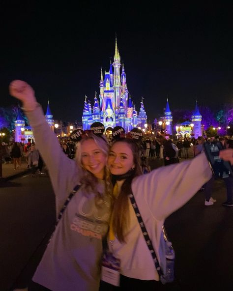 Disneyland With Bestie, Disneyland Pictures Friends, Best Friend Disney Trip, Disneyland With Best Friend, Cute Disney World Pictures, Disneyland Pics With Friends, Disney World With Friends, Disneyland Friend Pictures, Disney Selfies Ideas