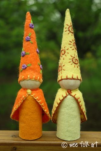 Embroidered gnomes  Website with lots of free patterns and links to supplies.  Several sizes and an Owl. Peg Doll Pattern, Steiner Craft, Large Gnomes, Felt Gnomes, Wee Folk Art, Waldorf Crafts, Wee Folk, Wood Peg Dolls, Felt Fairy