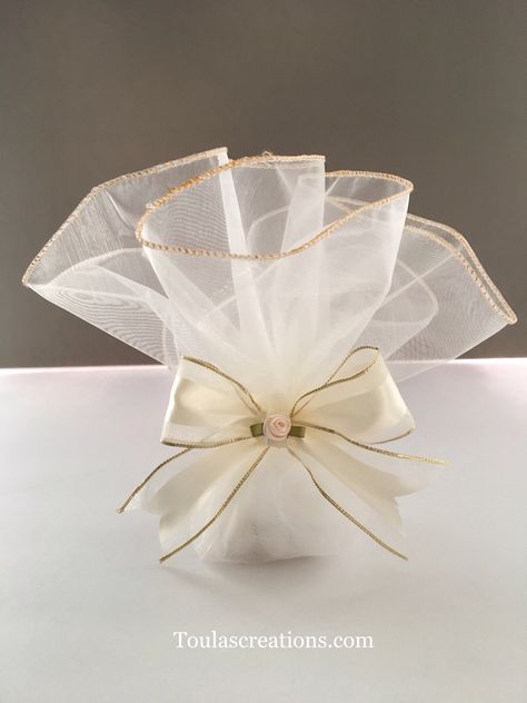 Organza Packaging Ideas, Organza Potli Bags, Engagement Bonbonniere, Organza Bags Ideas Wedding Favours, Professional Gift Ideas, Italian Wedding Favors, Cute Gift Wrapping Ideas, Happy Birthday Cards Handmade, Bridal Gift Wrapping Ideas