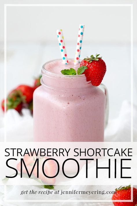 This simple strawberry smoothie is made with butter extract to taste like strawberry shortcake and perfect for breakfast or an afternoon snack! Cool Whip Smoothies, Simple Strawberry Smoothie, Strawberry Shortcake Smoothie, Macaron Ideas, Strawberry Shortcake Dessert, 30 Diet, Butter Extract, Vanilla Greek Yogurt, Strawberry Sauce