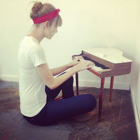 Taylor Swift having a little jam sesh on a mini piano :) Old Taylor Swift, Taylor Swift Instagram, Twisted Scarf, Girl Truths, Perfect Selfie, Taylor Swift Outfits, Taylor Swift Hair, Music Photo, Teen Vogue