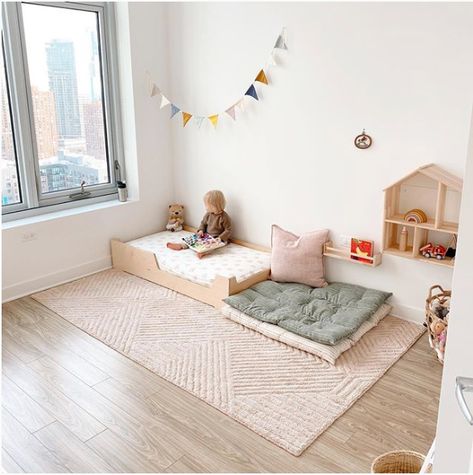 Montisorri Baby Bedroom, Montessori Kids Room, Montessori Toddler Rooms, Floor Beds, Montessori Infant Room, Montessori Nursery, Kids Rooms Inspo, Montessori Bedroom, Baby Playroom