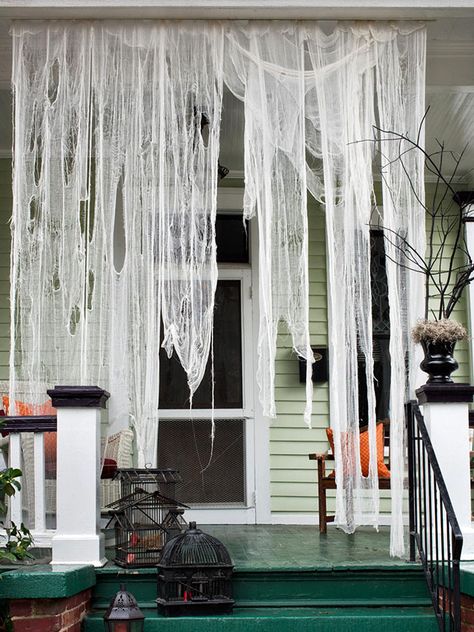 Drape cheesecloth over the front porch to create a spooktacular scene More Simple Outdoor Halloween Decor, Halloween Entrance, Spooky Porch, Dyi Costume, Diy Halloween Porch, Emoji Costume, Halloween Entryway, Halloween Emoji, Diy Halloween Dekoration