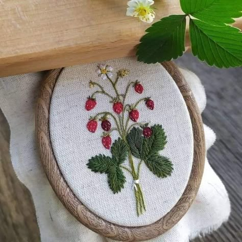 Cottagecore Embroidery, Towel Embroidery Designs, Embroider Ideas, Towel Embroidery, Floral Embroidery Patterns, Hand Embroidery Projects, Textile Crafts, Cute Embroidery, Sewing Embroidery Designs