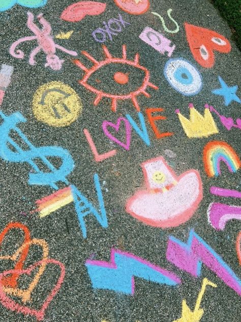 Chalk Square Ideas, Preppy Chalkboard Ideas, Easy Chalk Ideas Sidewalk, Preppy Chalk Drawings, Preppy Sidewalk Chalk, Preppy Things To Draw With Markers, Neon Doodle Art, Chalk Art Preppy, Cute Chalk Ideas Easy