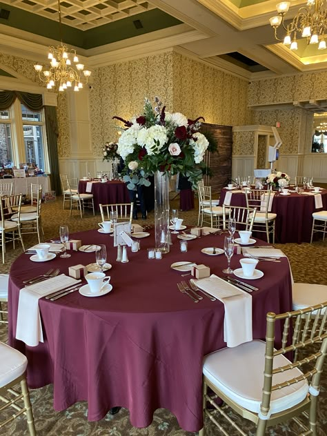 Burgundy And Cream Decorations, Burgundy Table Cloth Wedding Reception, Burgundy Tablecloth Wedding, Burgundy And Gold Quinceanera Theme, Burgundy Quinceanera Decorations, Emo Quince, Conference Decor Ideas, Burgundy And Rose Gold Wedding, Burgundy And Champagne Wedding